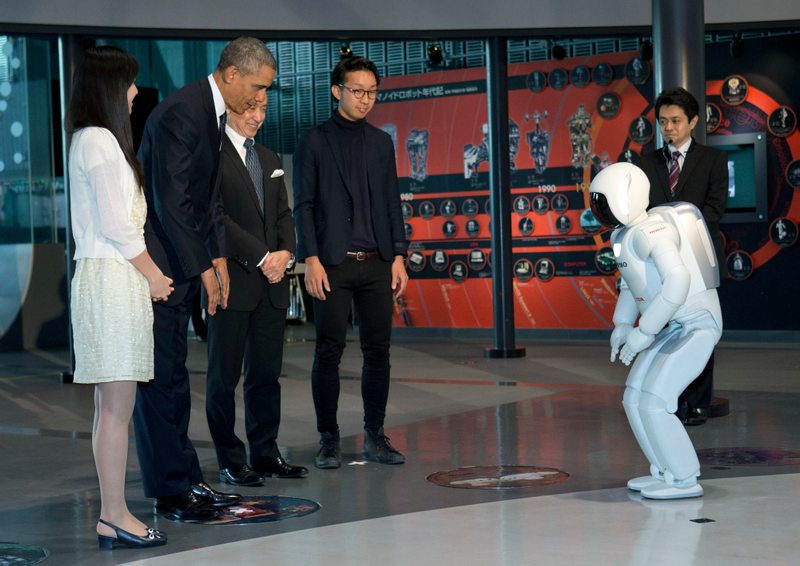 Illustration for article titled Obama Exchanges Bows With A Robot, and a Right-Wing Freak Out Ensues